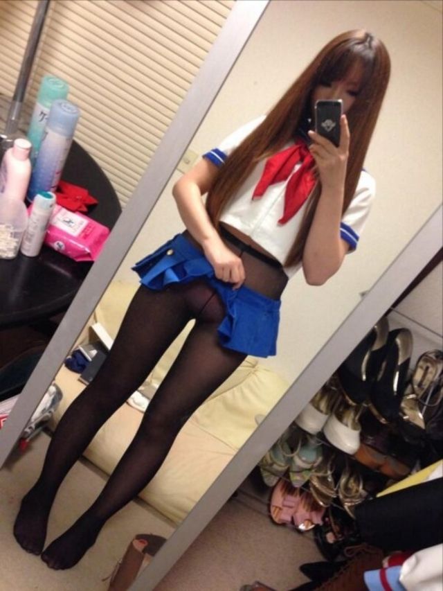 Takes a selfie in pantyhose